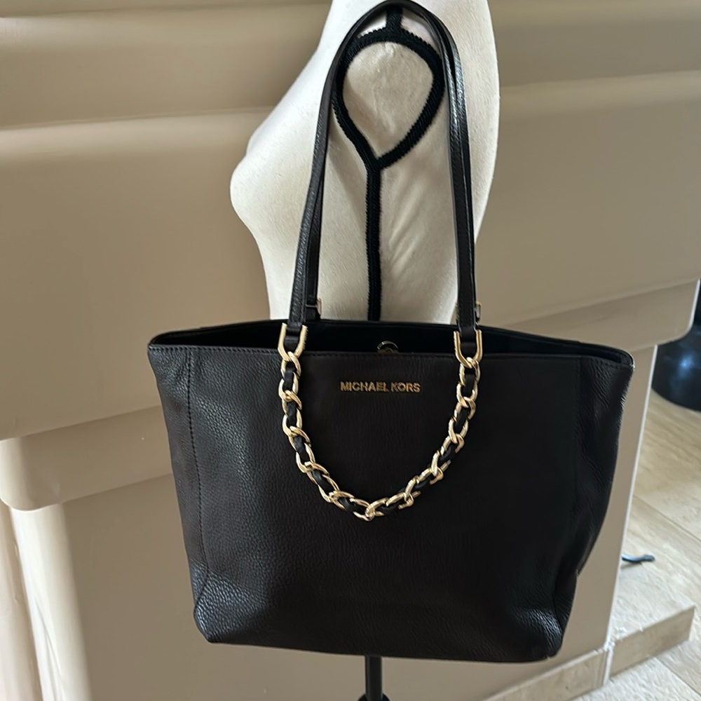 Beautiful Dark Brown Michael Kors Leather Bag. Gold/Leather Hardware.